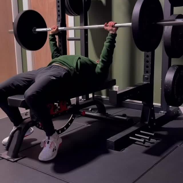 Fitness is ook mentaliteit: bankdrukken in de studio